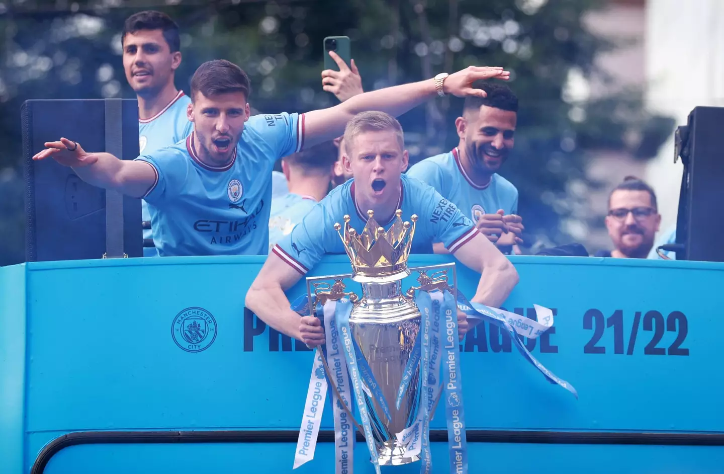 Zinchenko lifts the Premier League trophy (REUTERS / Alamy)