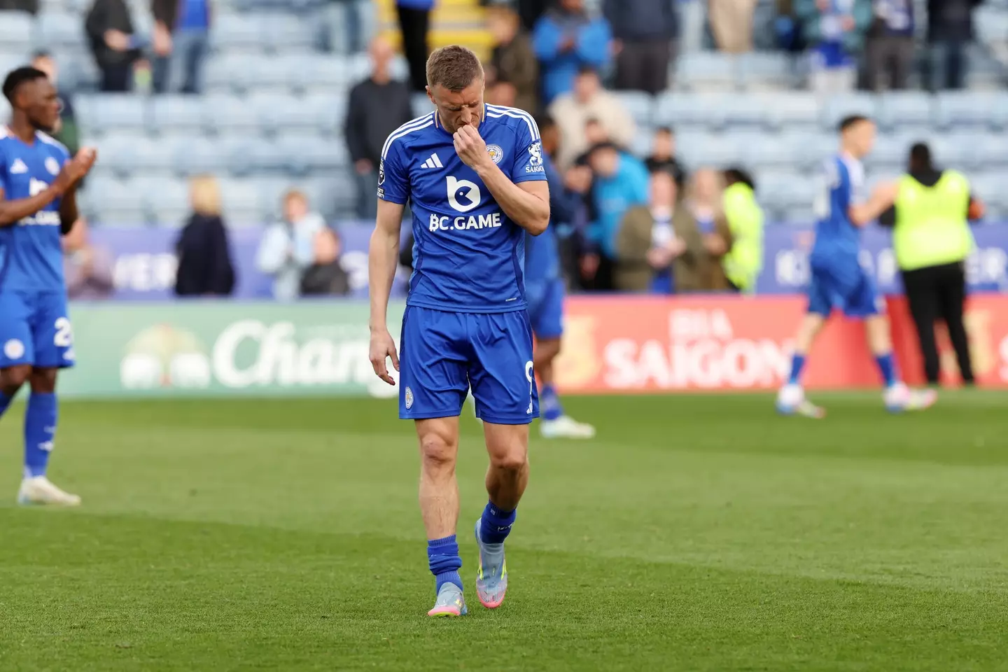 Jamie Vardy cuts a dejected figure following Leicester City's defeat to Liverpool. Image: Getty