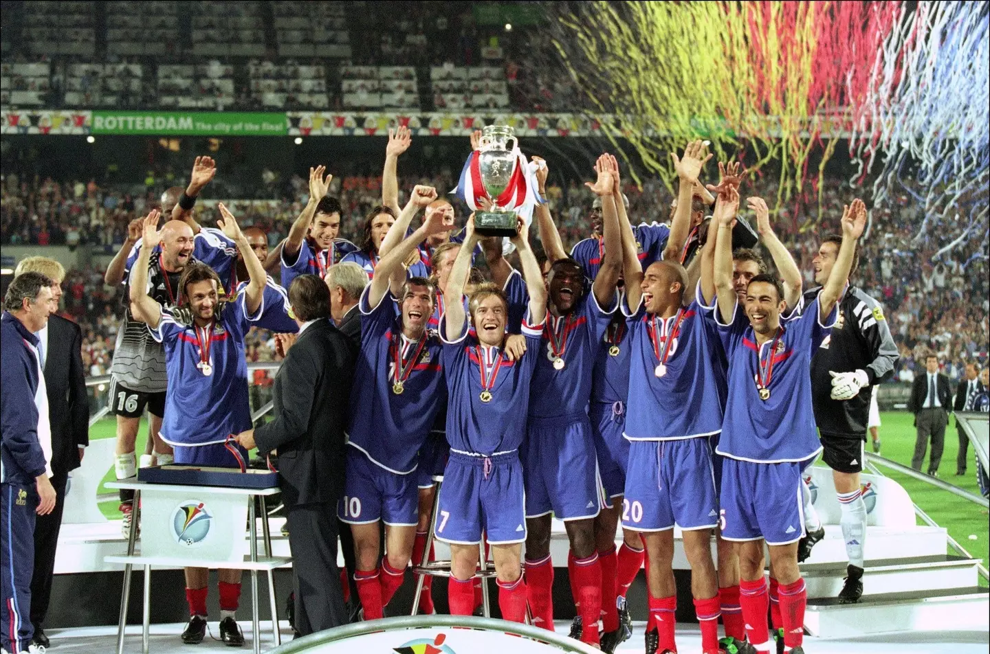 France celebrates after winning Euro 2000. Image
