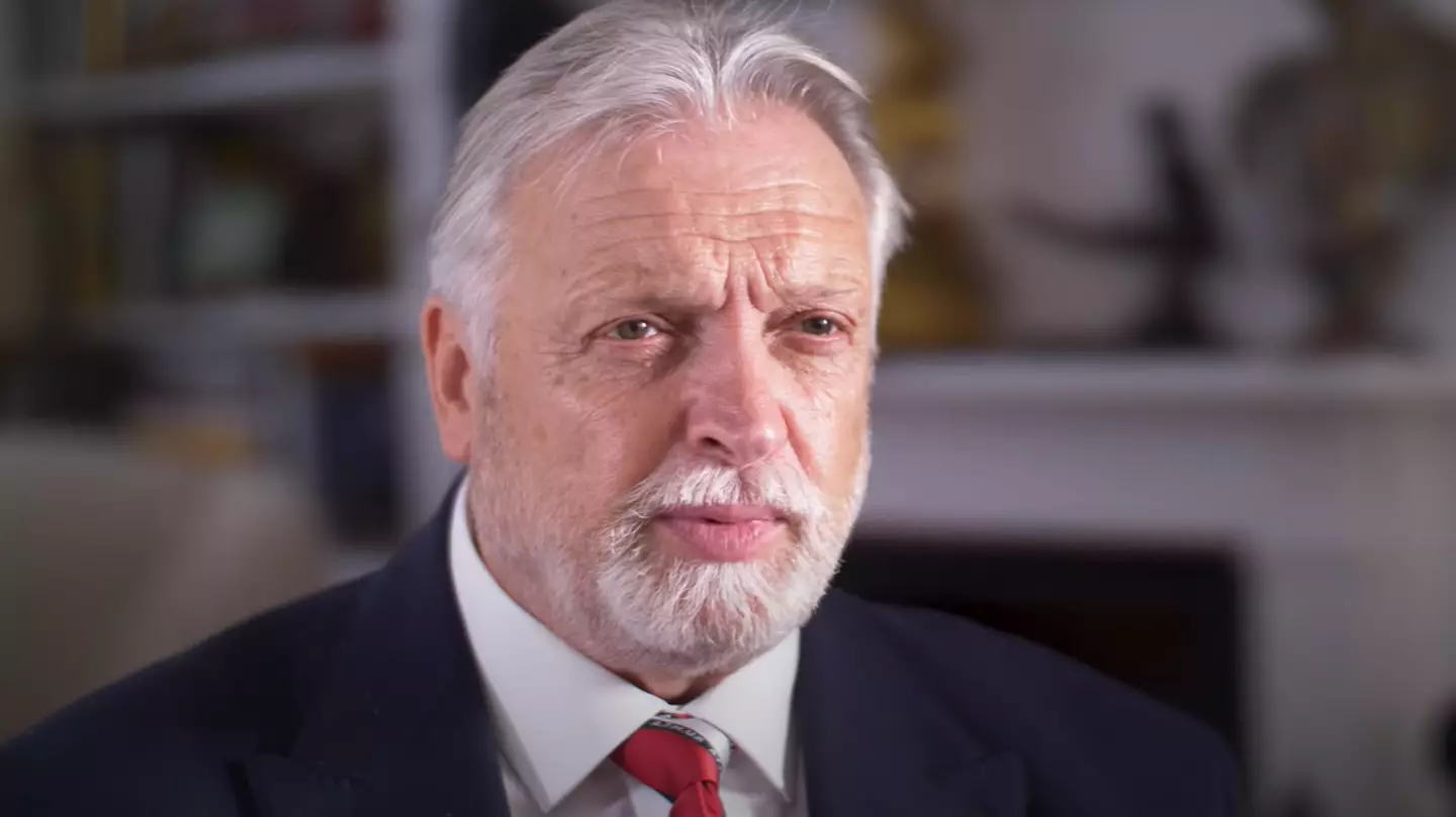 Former Manchester United director Michael Knighton is preparing a hostile bid to buy the club from Glazers