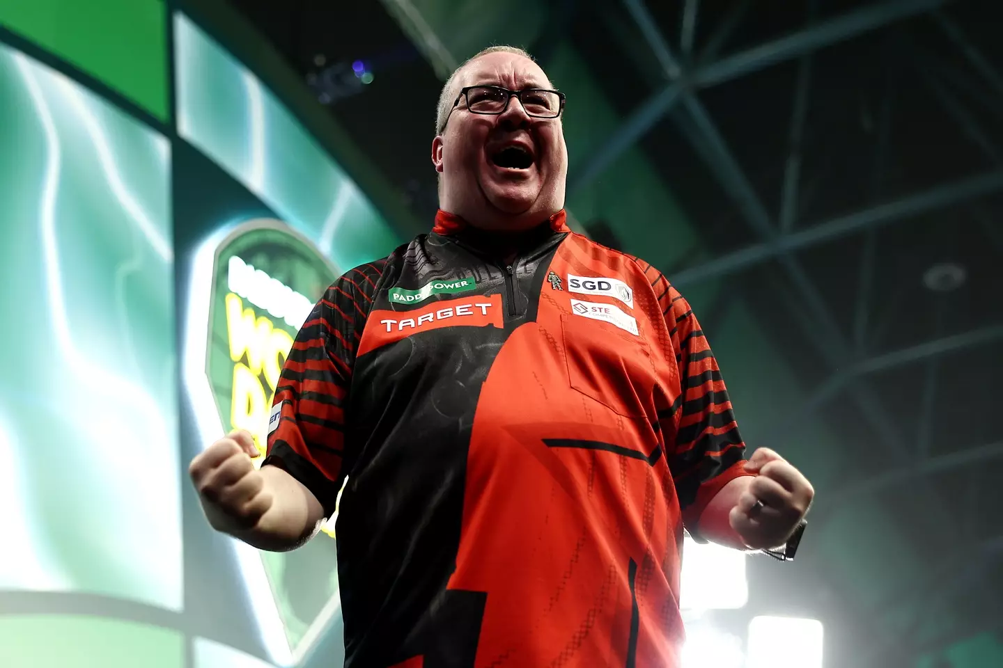 Stephen Bunting celebrates winning a set against James Hurrell. Image: Getty