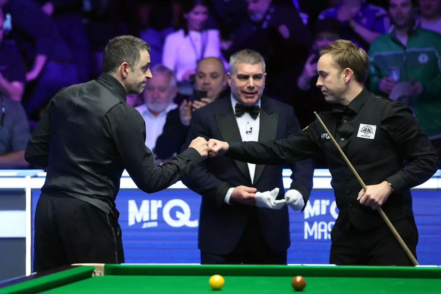 Ronnie O'Sullivan and Ali Carter shakes hands after the Masters final. Image: Getty