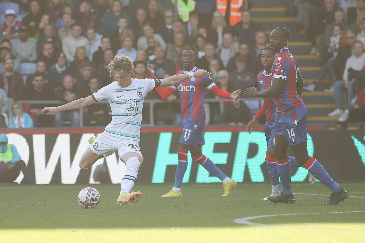 Conor Gallagher scores in the 90th minute to make the score 1-2 during the Premier League match between Crystal Palace and Chelsea. (Alamy)