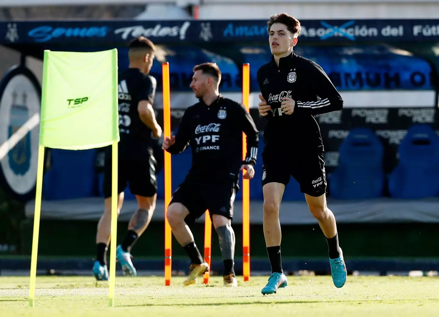 Alejandro Garnacho trains with Lionel Messi with Argentina. (Alamy)
