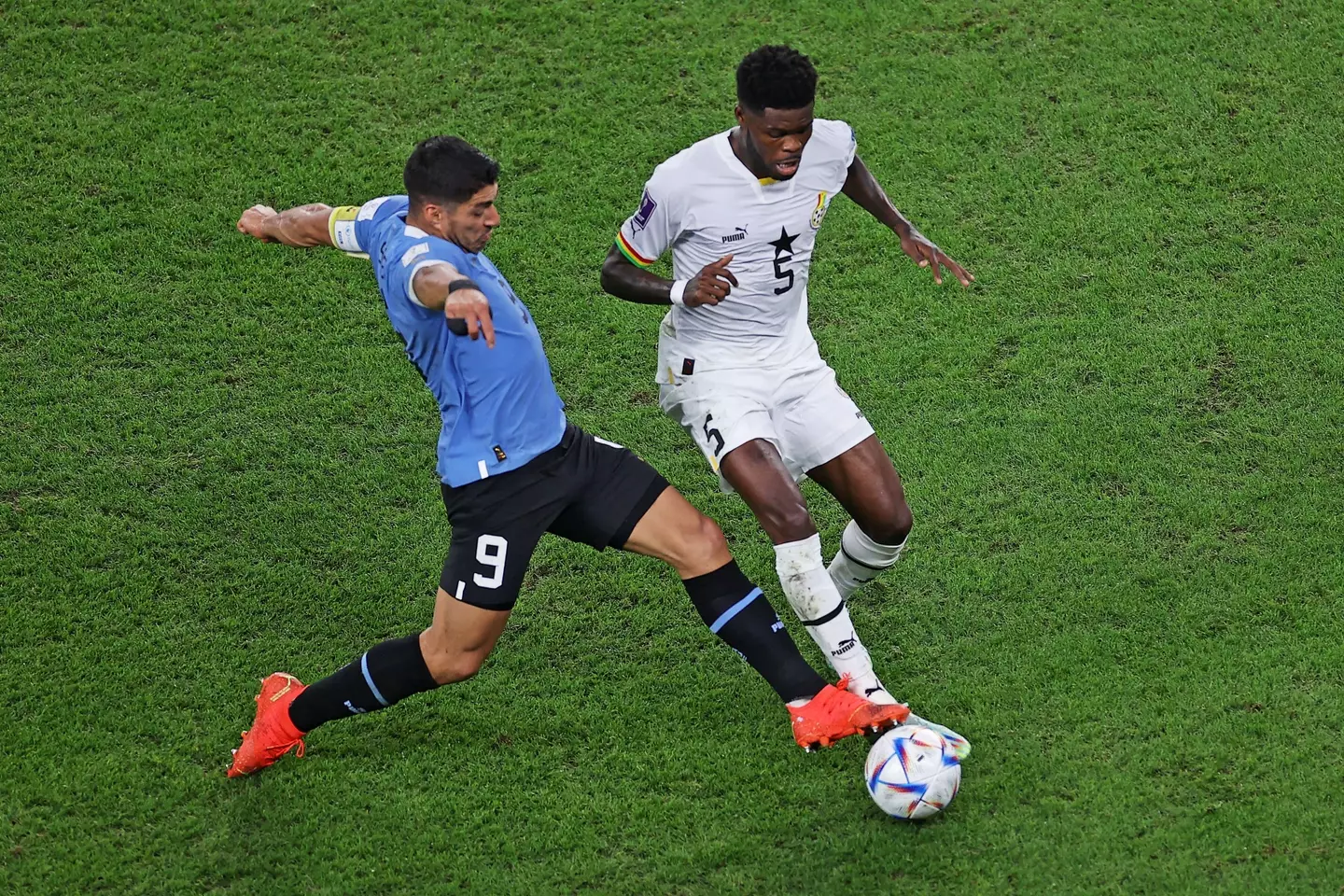 Suarez attempts to tackle Partey. (Image