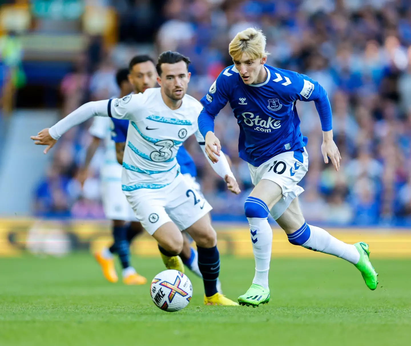 remier League football, Everton versus Chelsea: Anthony Gordon of Everton tracked by drives past Ben Chilwell. (Alamy)