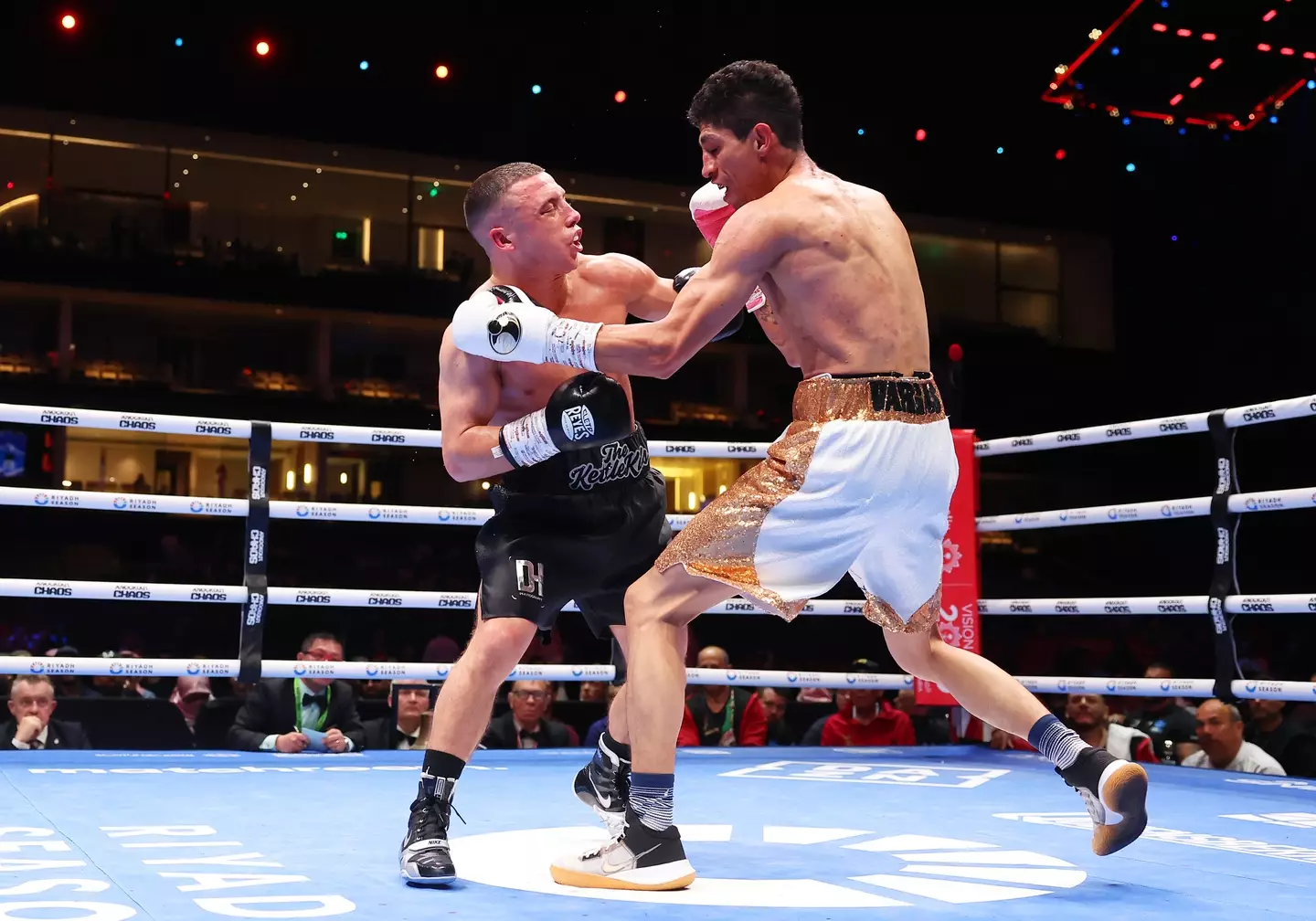 Nick Ball and Rey Vargas during their world title fight. Image: Getty 