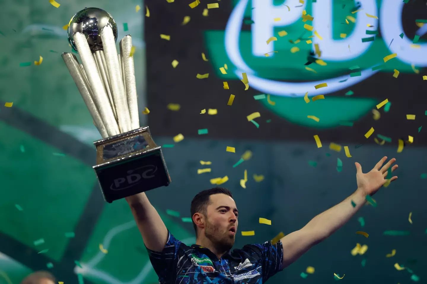 Luke Humphries holds the Sid Waddell Trophy aloft. Image: Getty