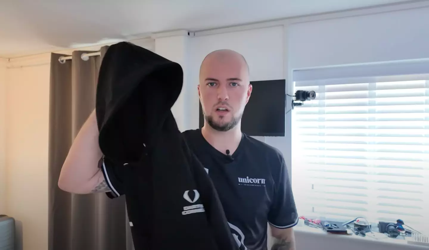 Langston's right-handed throw improved dramatically while wearing the hoodie. Image credit: YouTube/The Darts Referee