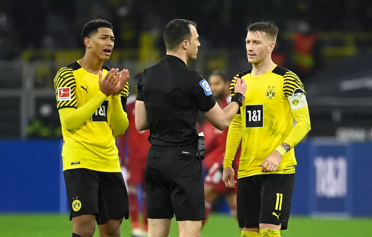 Jude Bellingham pleads with Felix Zwayer during Borussia Dortmund vs. Bayern Munich. Image: Getty