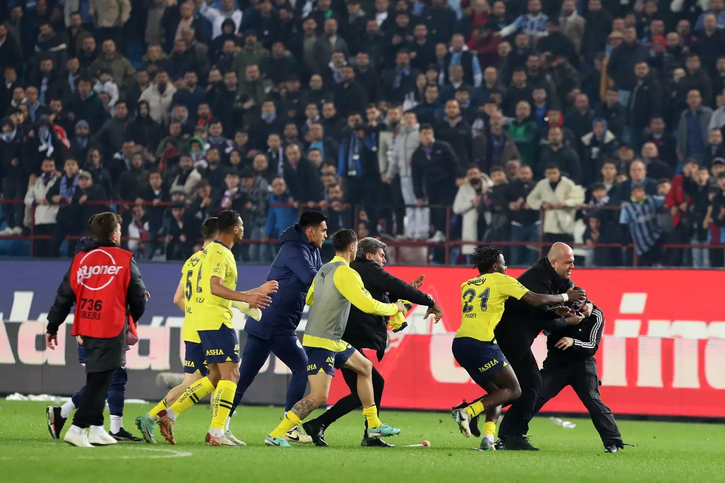 Trabzonspor fans invaded the pitch and attacked Fenerbahce players.