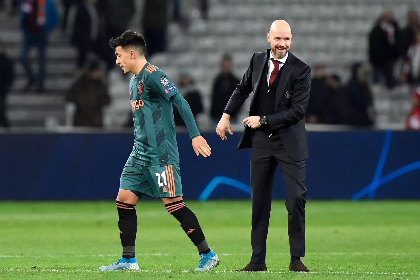 Lisandro Martinez and Erik ten Hag in France. (Alamy)