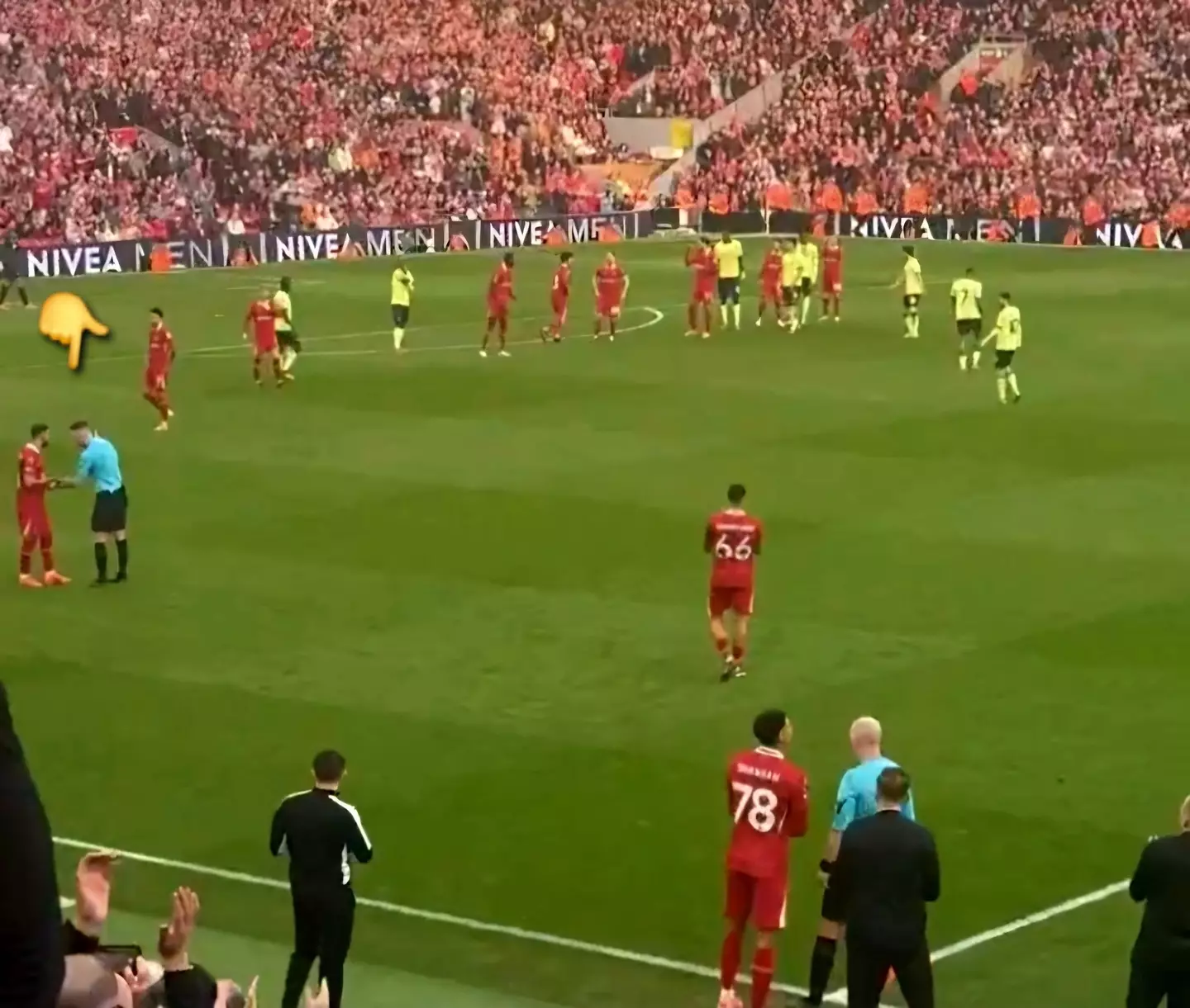Mo Salah was in conversation with the referee. Image: X@SamueILFC
