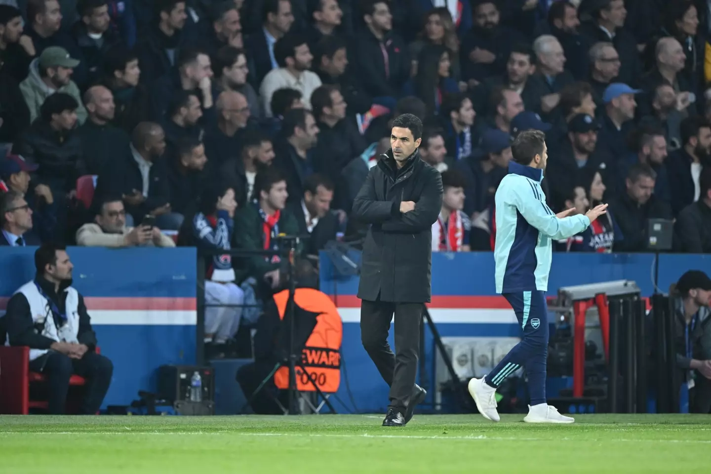Mikel Arteta on the touchline during PSG vs. Arsenal. Image: Getty