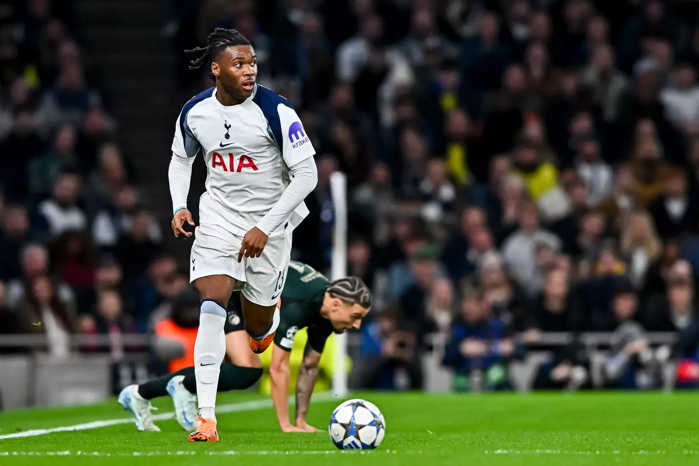 Destiny Udogie was threatened by an agent. Image: Getty