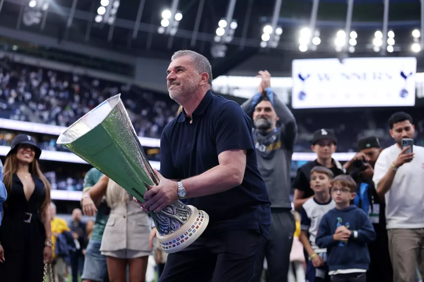 Ange Postecoglou holds aloft the Europa League trophy. Image: Getty