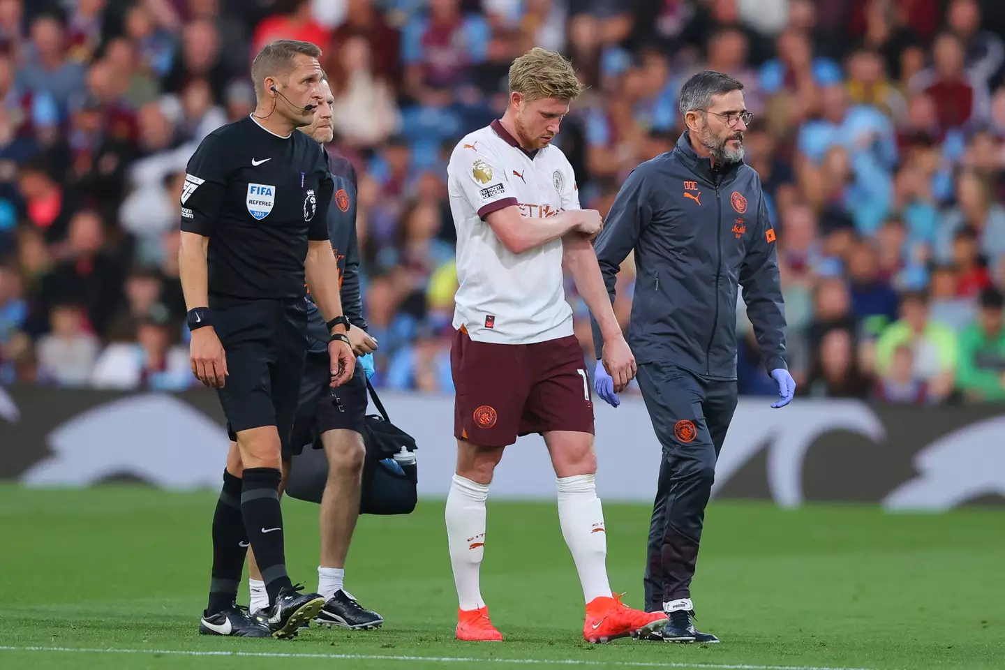 Kevin De Bruyne leaves the pitch injured. Image: Getty 