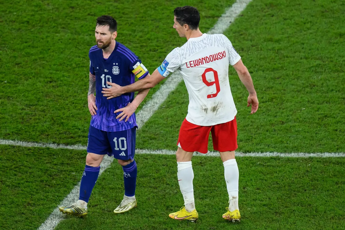 Messi appeared to ignore Lewandowski in Stadium 974. (Image