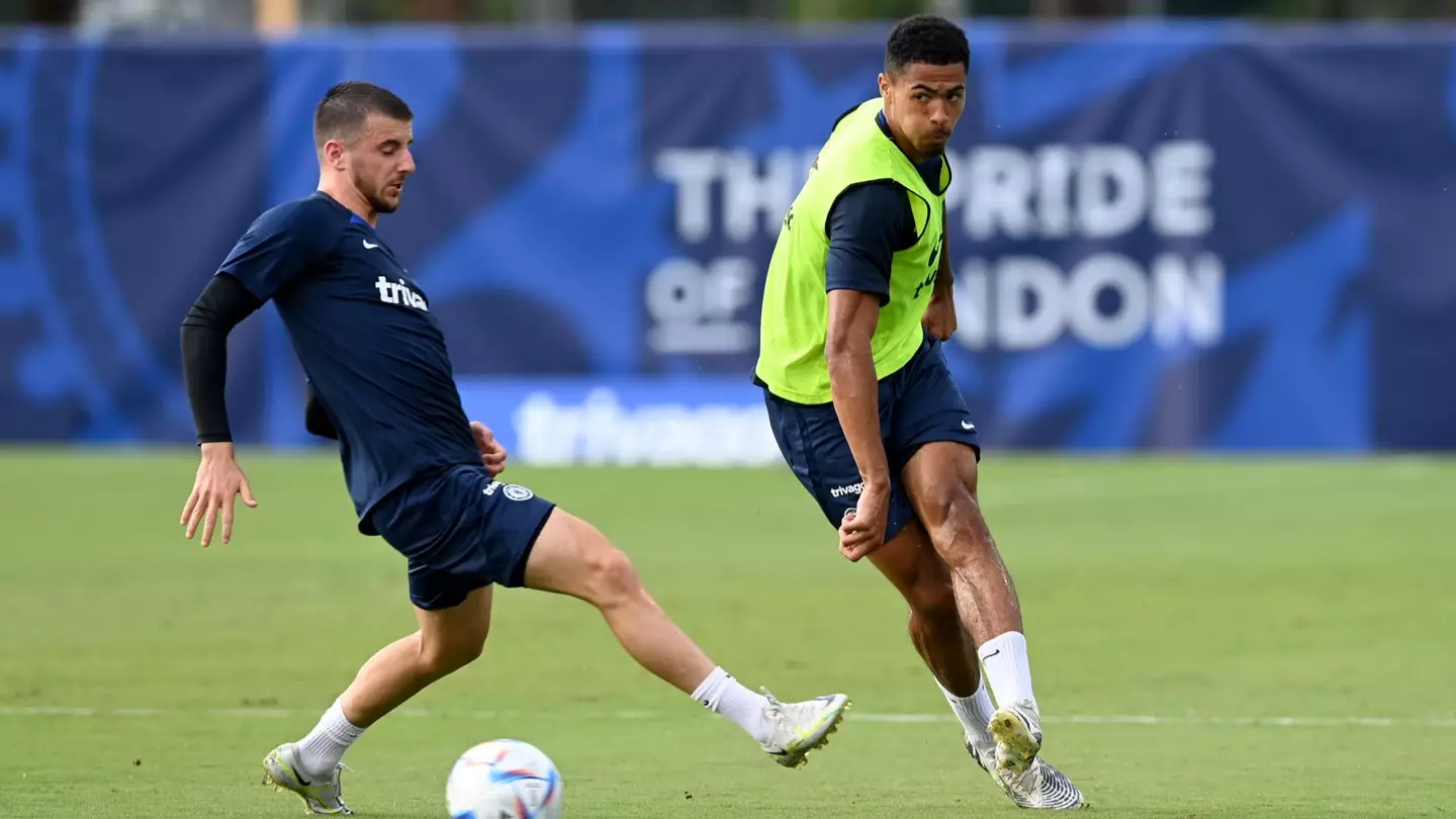 Levi Colwill in Chelsea training with Mason Mount. (Alamy)