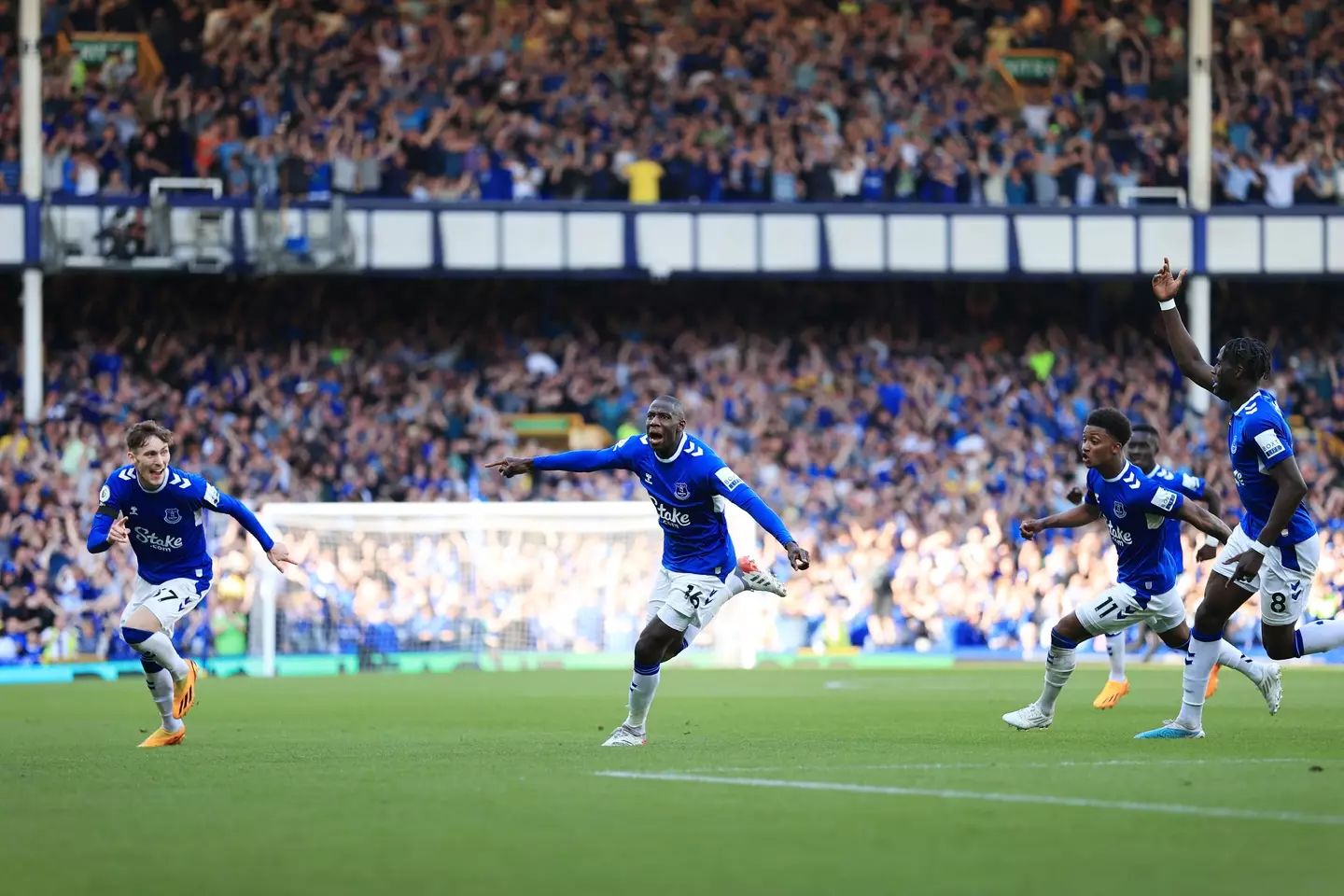 Doucoure celebrates scoring the goal that kept Everton up. Image: Getty