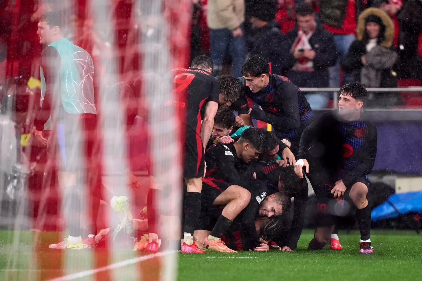 Raphinha celebrates scoring a last-gasp winner for Barcelona. Image: Getty