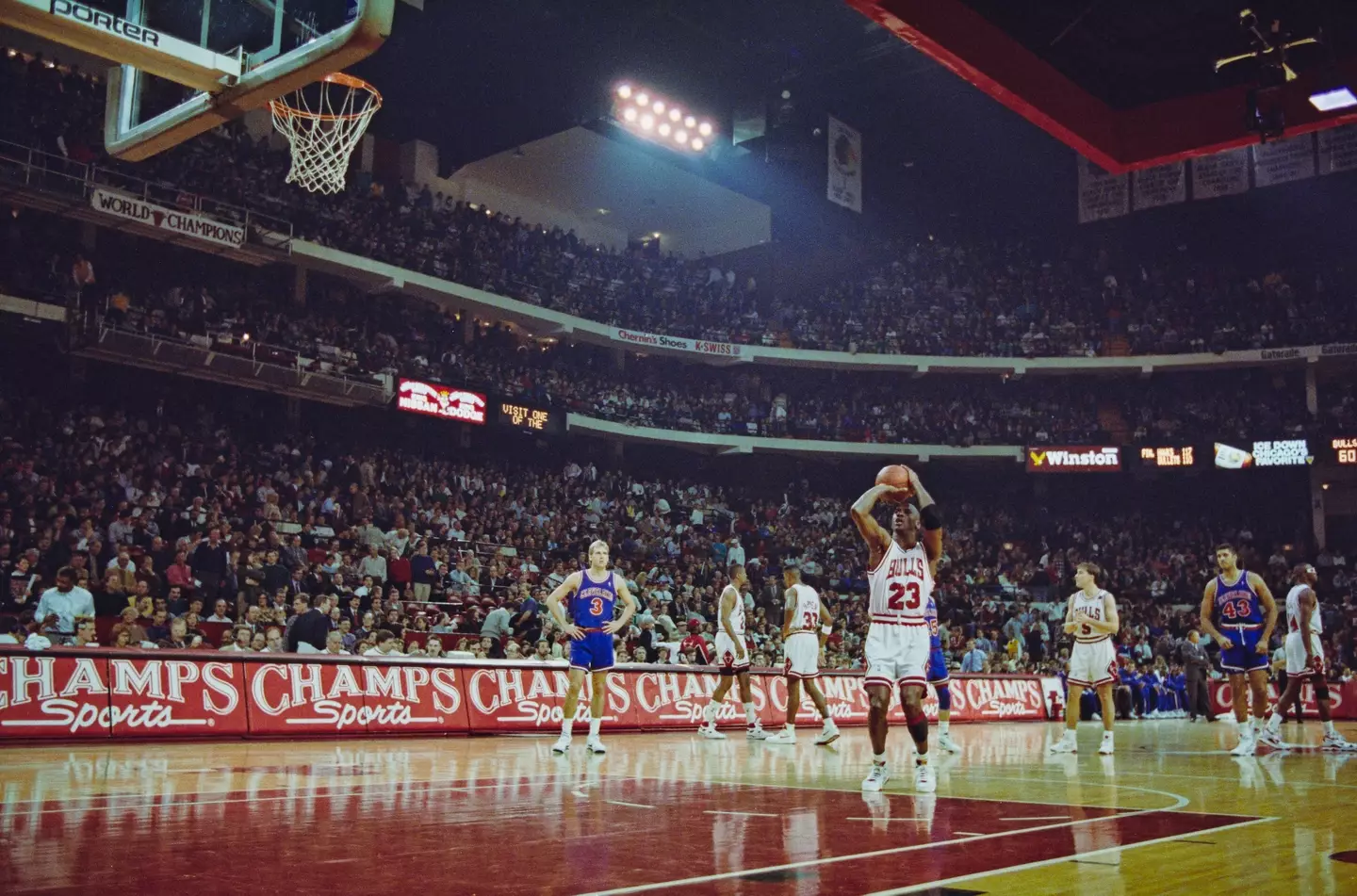 Jordan put up 44 to help the Bulls win by 24 against the Cavs in 1992 (Getty)