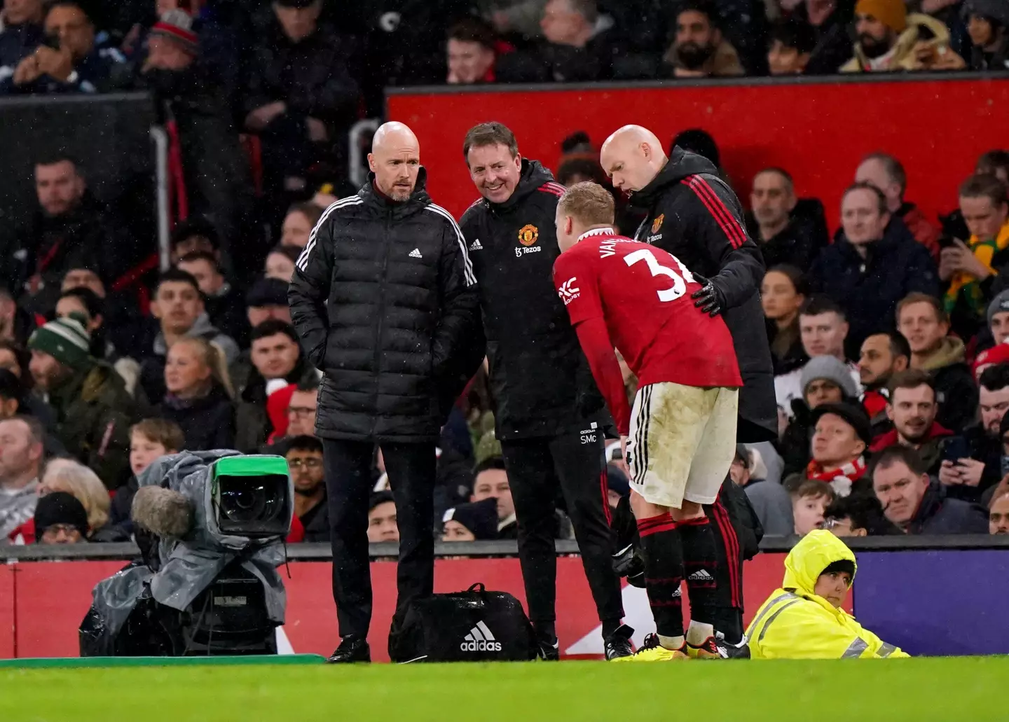 Van de Beek in conversation with Manchester United manager Erik ten Hag. (Image