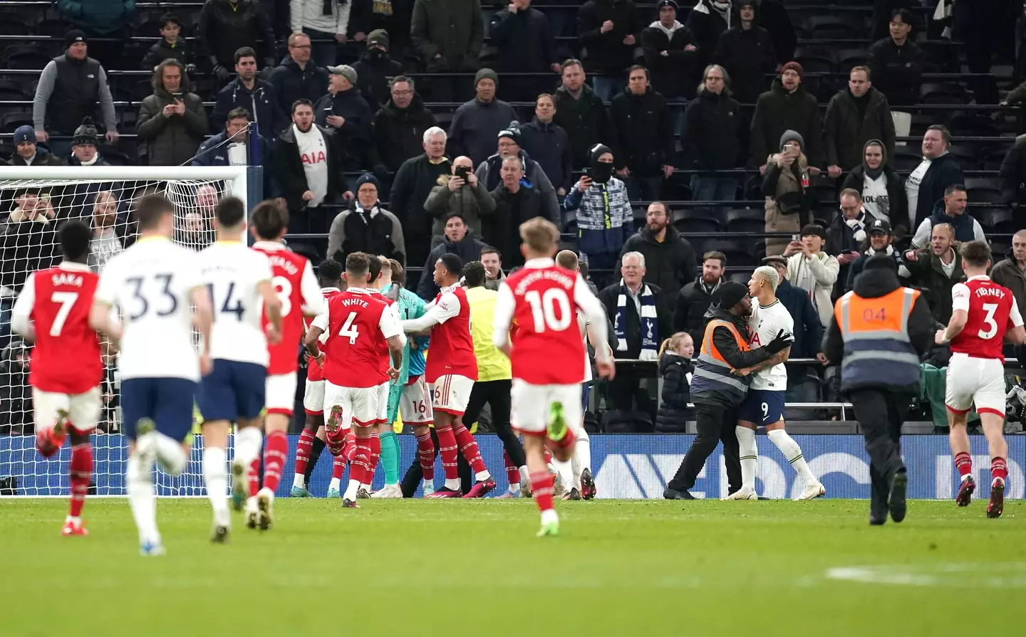 Arsenal players approach Ramsdale following the incident. (Image