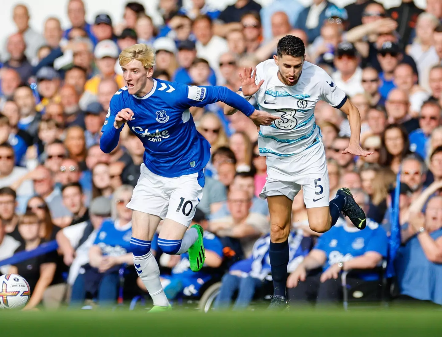 Gordon attempting to get away from Chelsea midfielder Jorginho in this season's encounter at Goodison Park. (Image