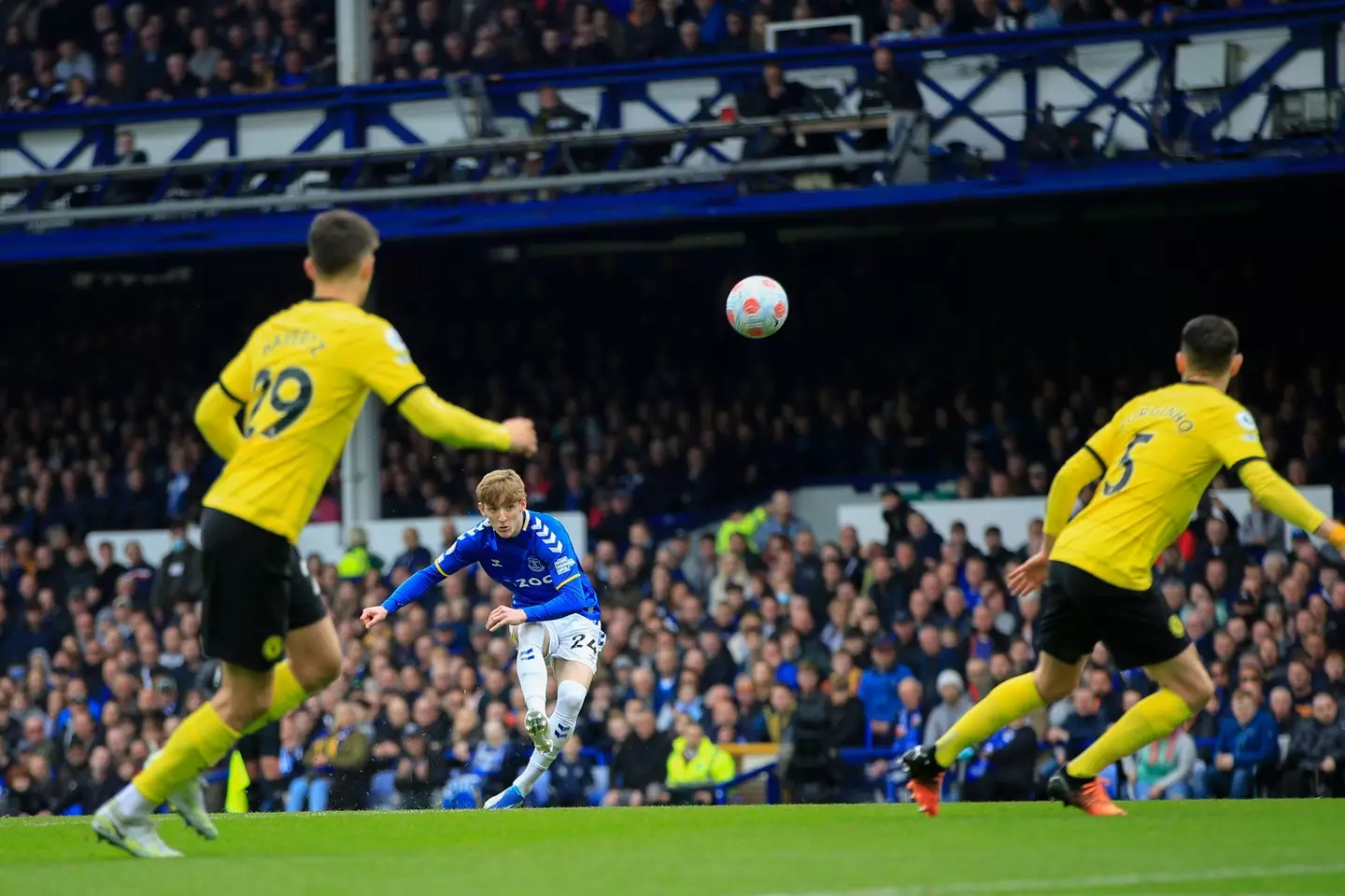 Anthony Gordon against Chelsea at Goodison Park last season. (Alamy)
