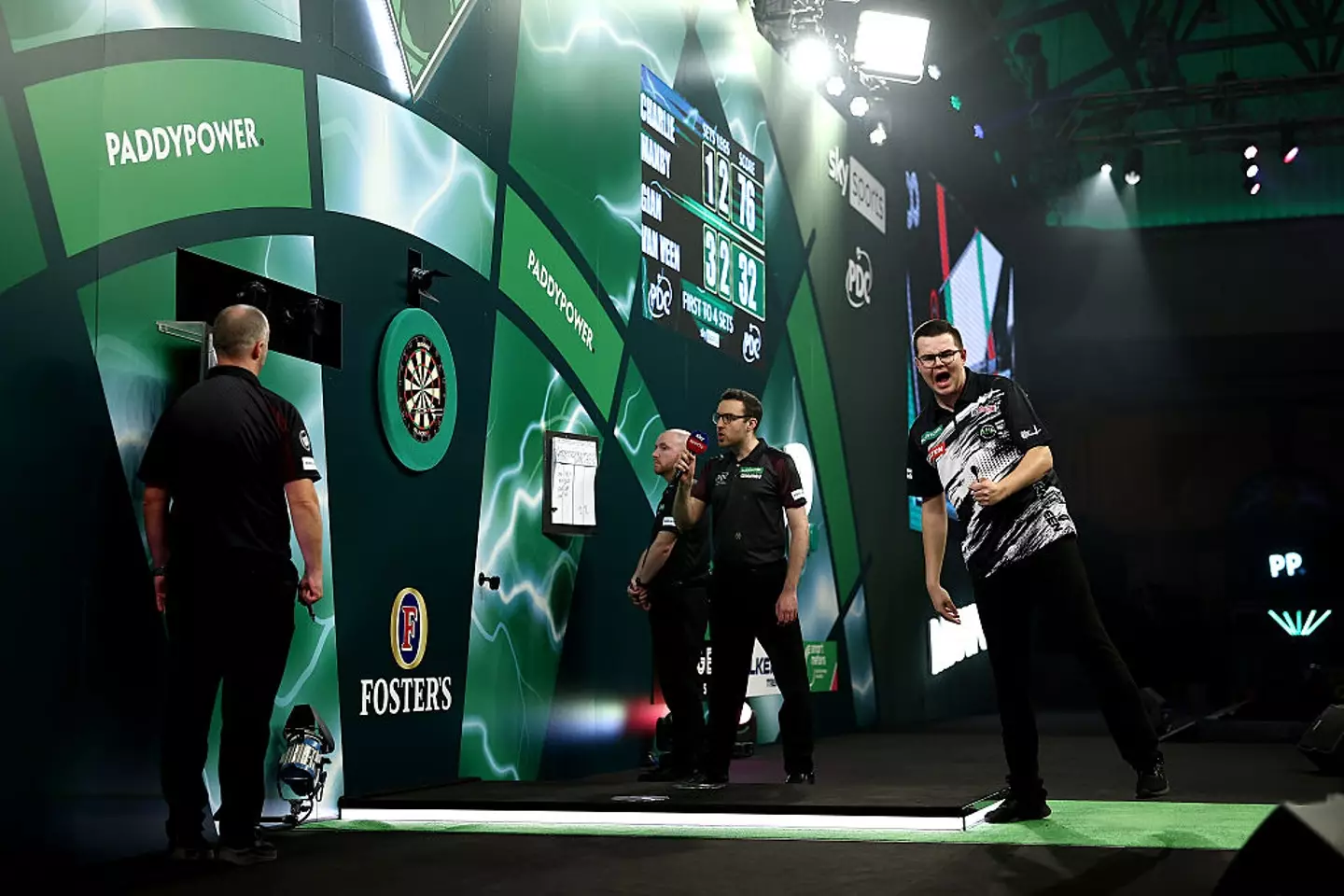 Gian van Veen triumphed against Charlie Manby on day 17 (James Fearn/Getty Images)