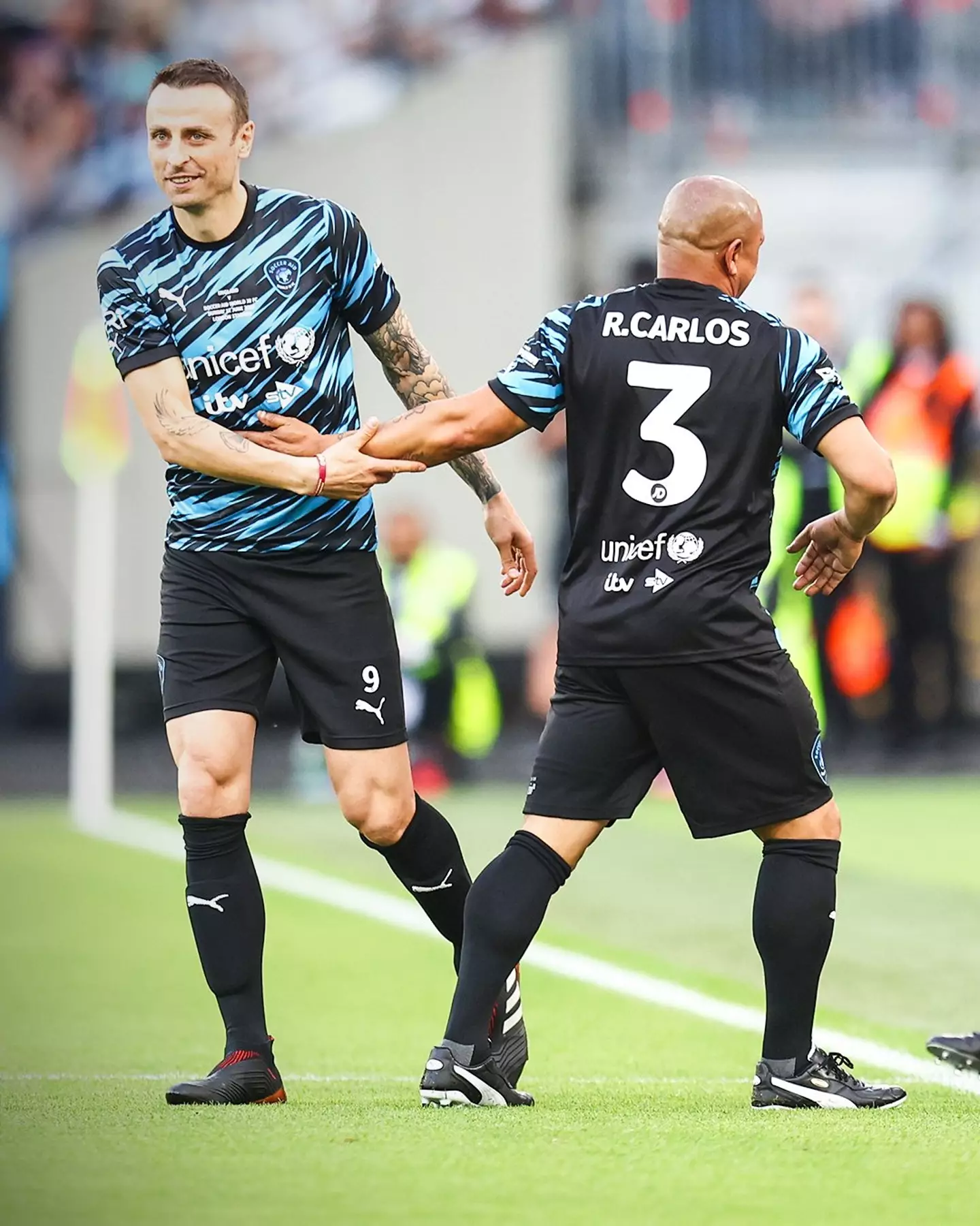 Dimitar Berbatov coming off the bench in Soccer Aid 2022 (via B/R Football)