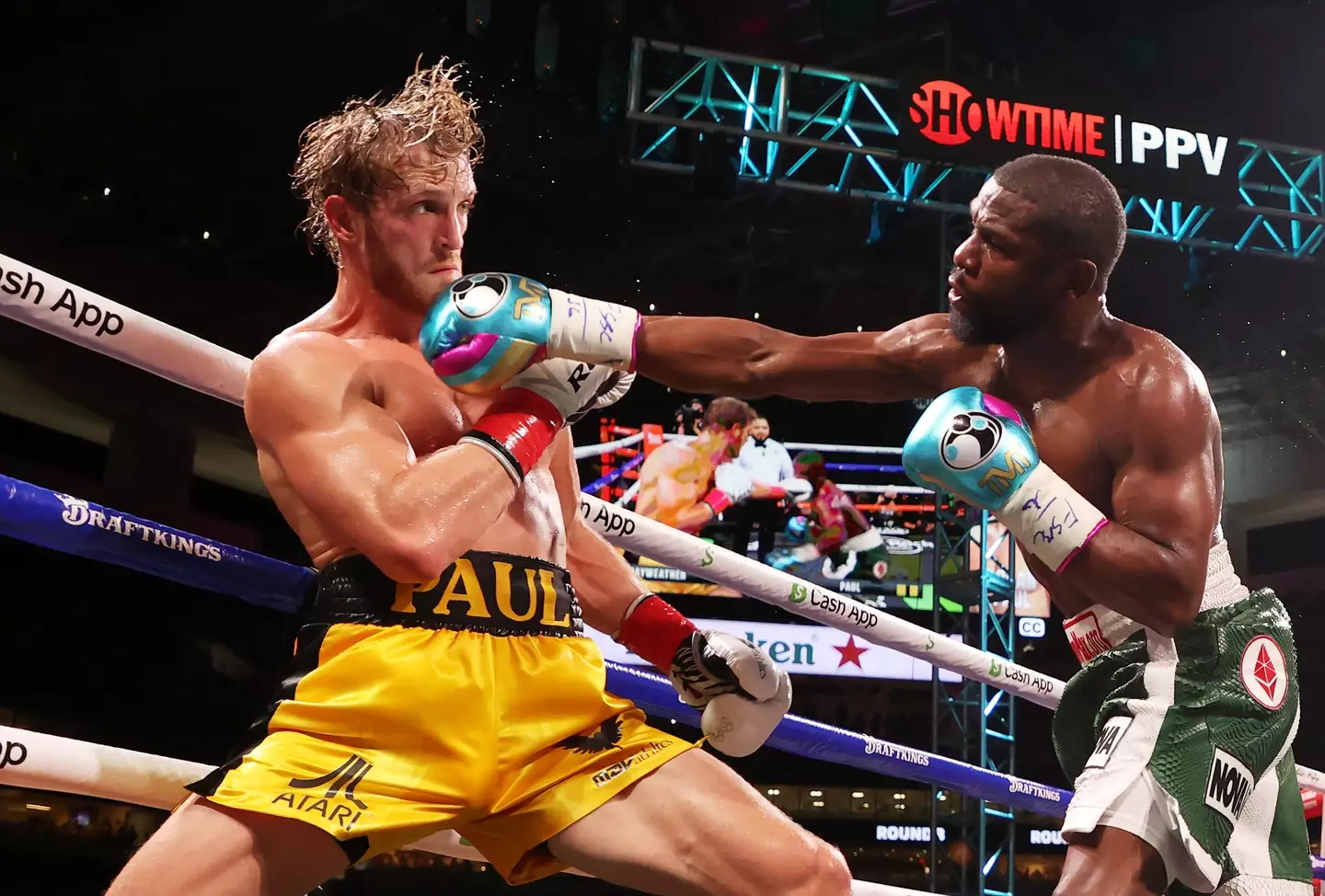 Floyd Mayweather fought Jake Paul's brother, Logan, in 2021. Image: Getty