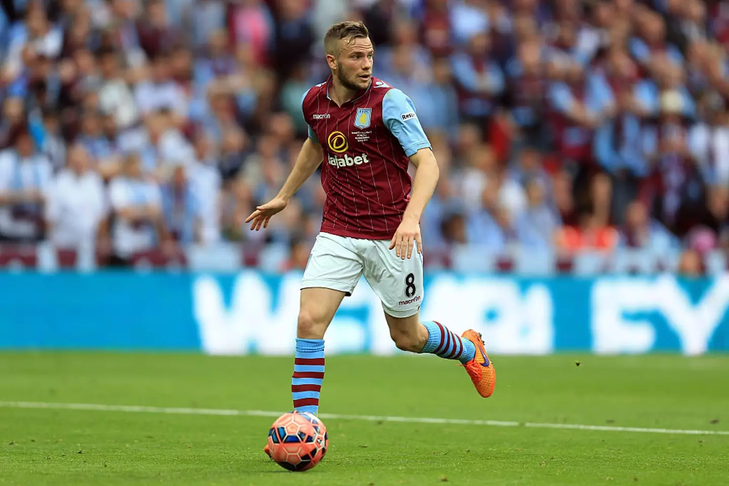Tom Cleverley in action for Aston Villa in 2015 (Credit:Getty)
