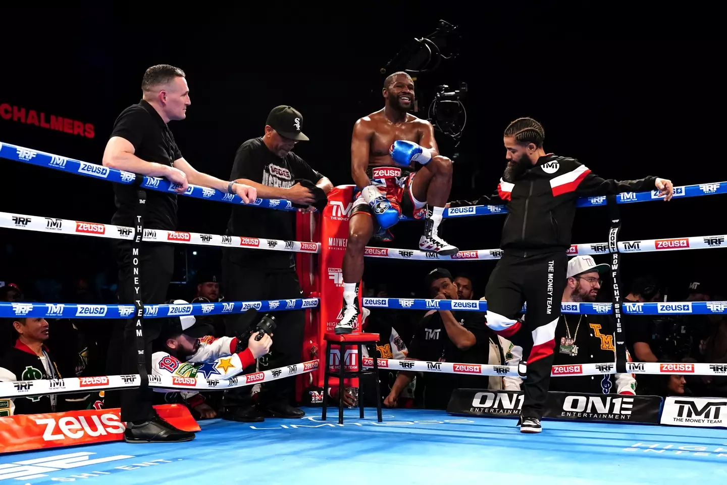 Mayweather definitely taking the fight seriously, taking a break in between rounds. Image: Alamy