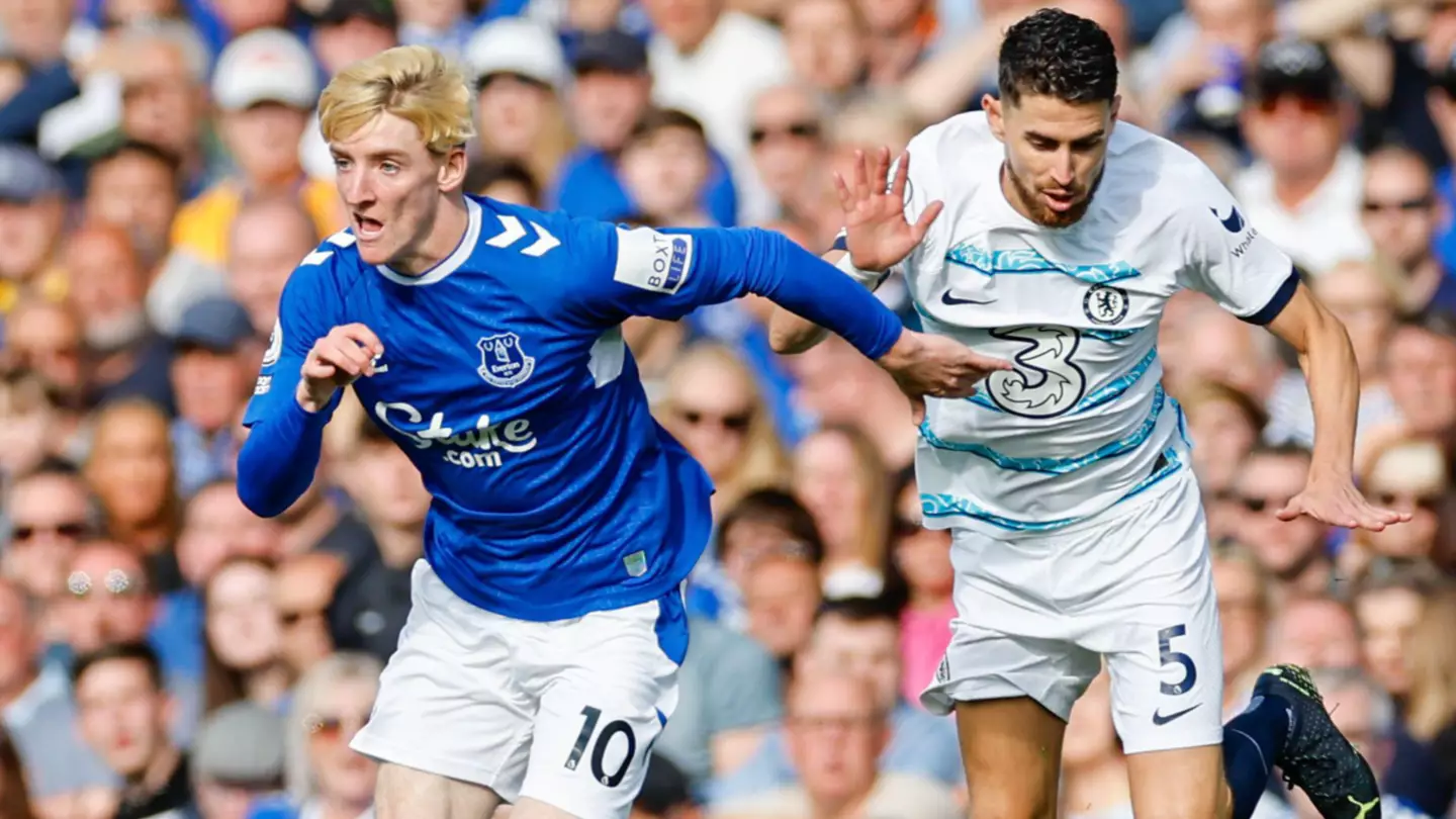  Everton versus Chelsea: Anthony Gordon of Everton slips the tackle of Jorginho of Chelsea. (Alamy)