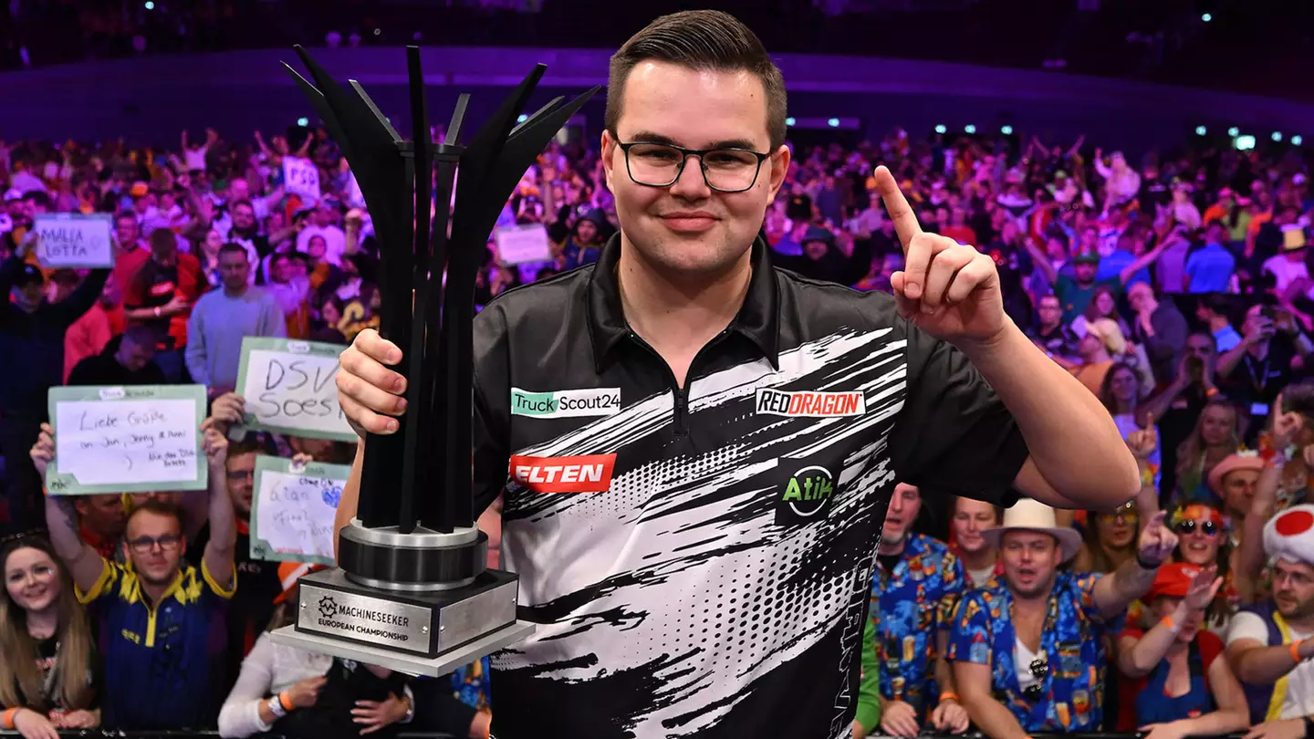 Gian van Veen Shows Gruesome State Of His Fingers Before Luke Humphries Win