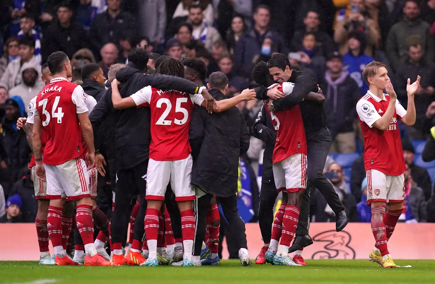 Arteta with his players at full-time. (Image