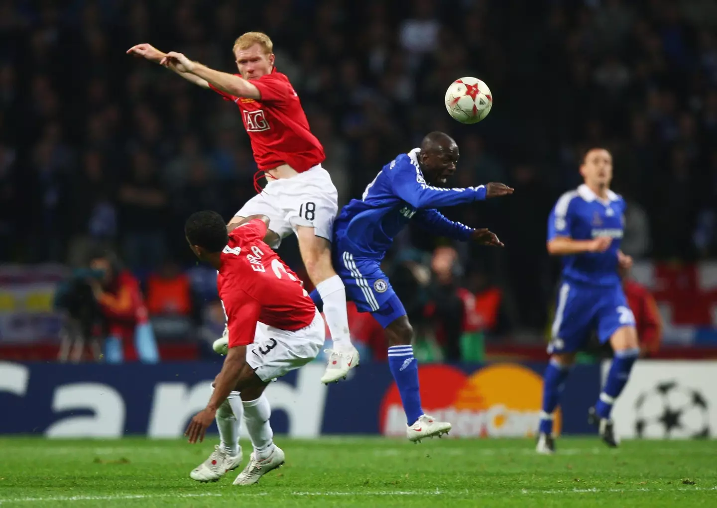 Claude Makelele and Paul Scholes duel for the ball during the 2008 Champions League final. Image: Getty