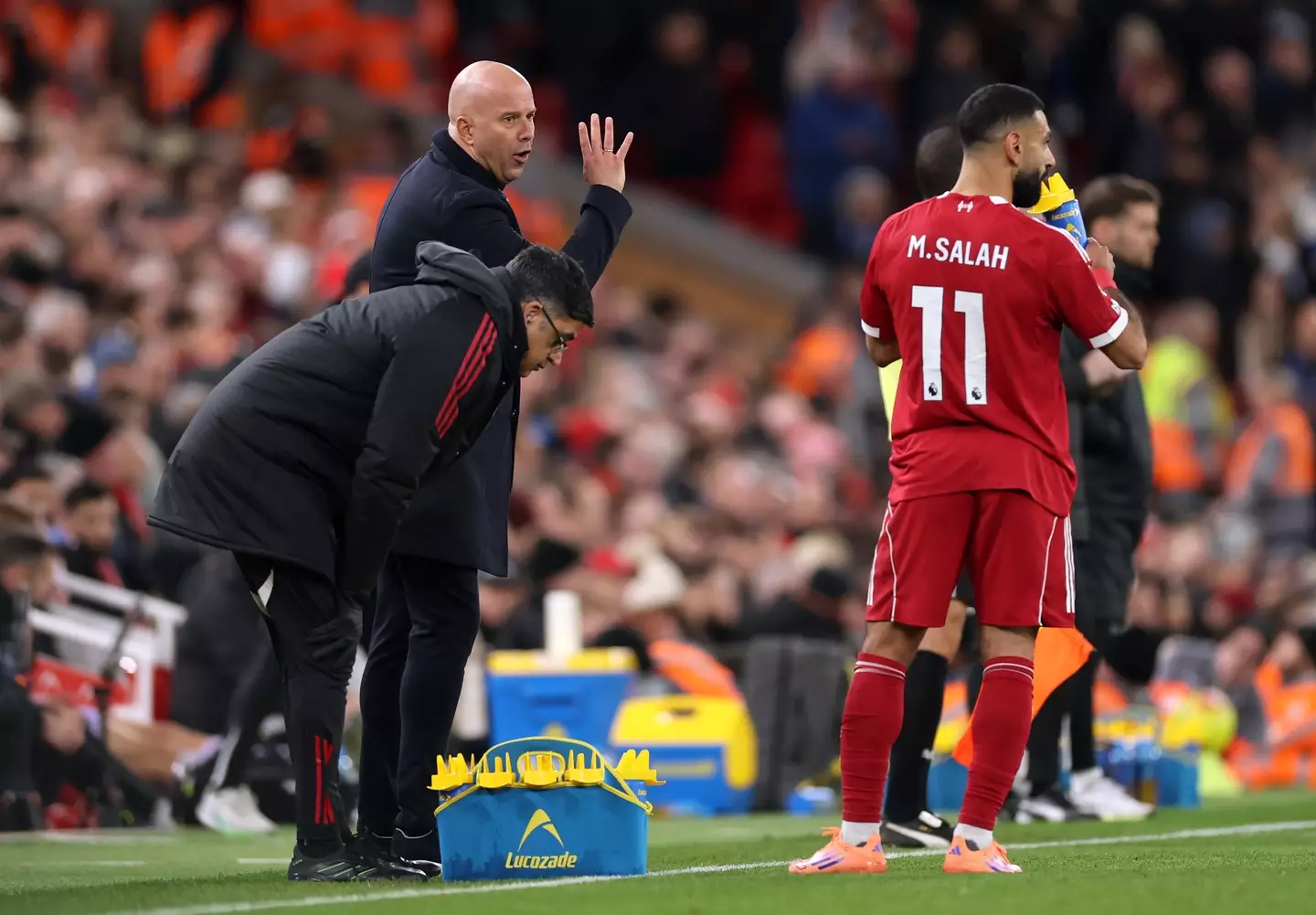 Arne Slot delivers instructions to Mohamed Salah during Liverpool vs. Brighton. Image: Getty
