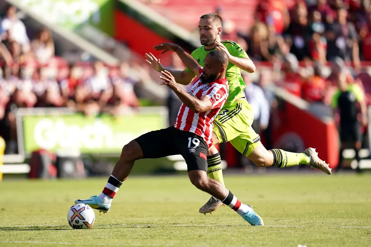 Luke Shaw up against Brentford's Bryan Mbeumo in August. (Alamy)