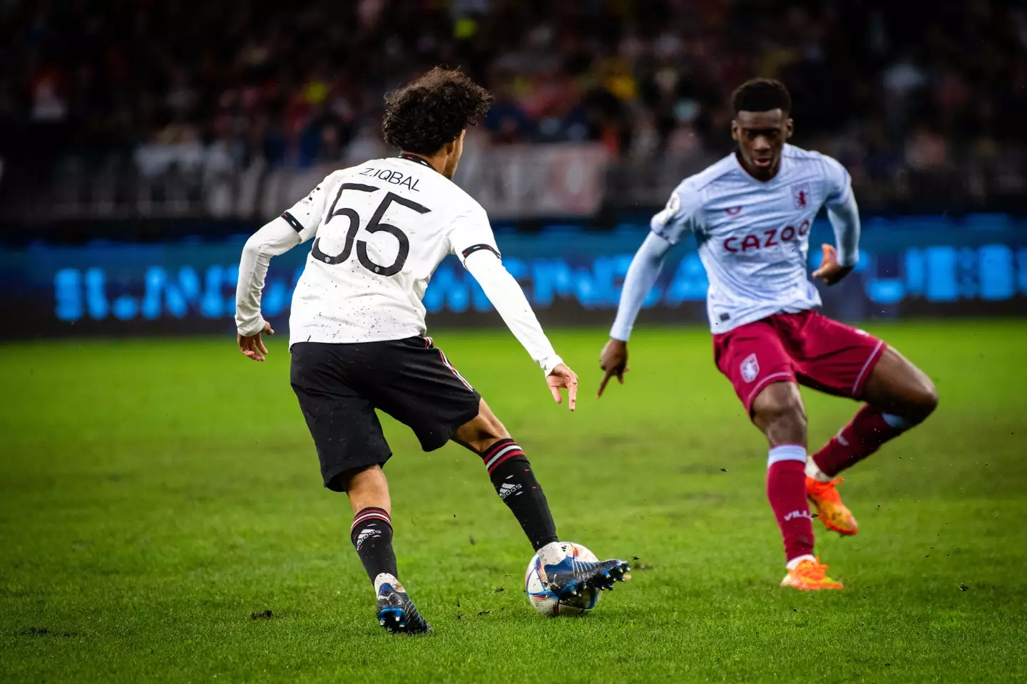 Zidane Iqbal against Aston Villa in pre-season. (Man Utd)