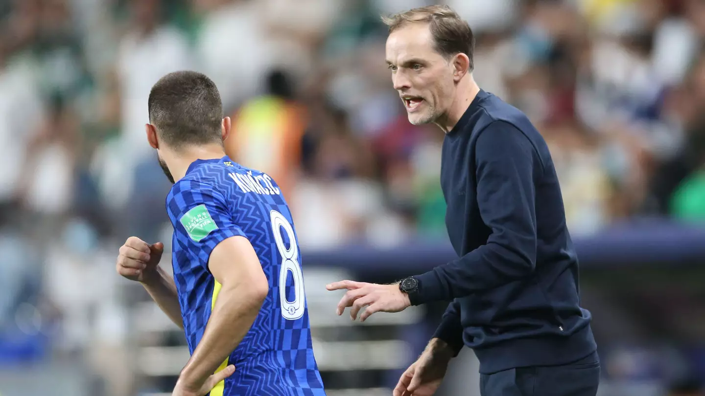 Chelsea manager Thomas Tuchel speaks with Mateo Kovacic. (Alamy)