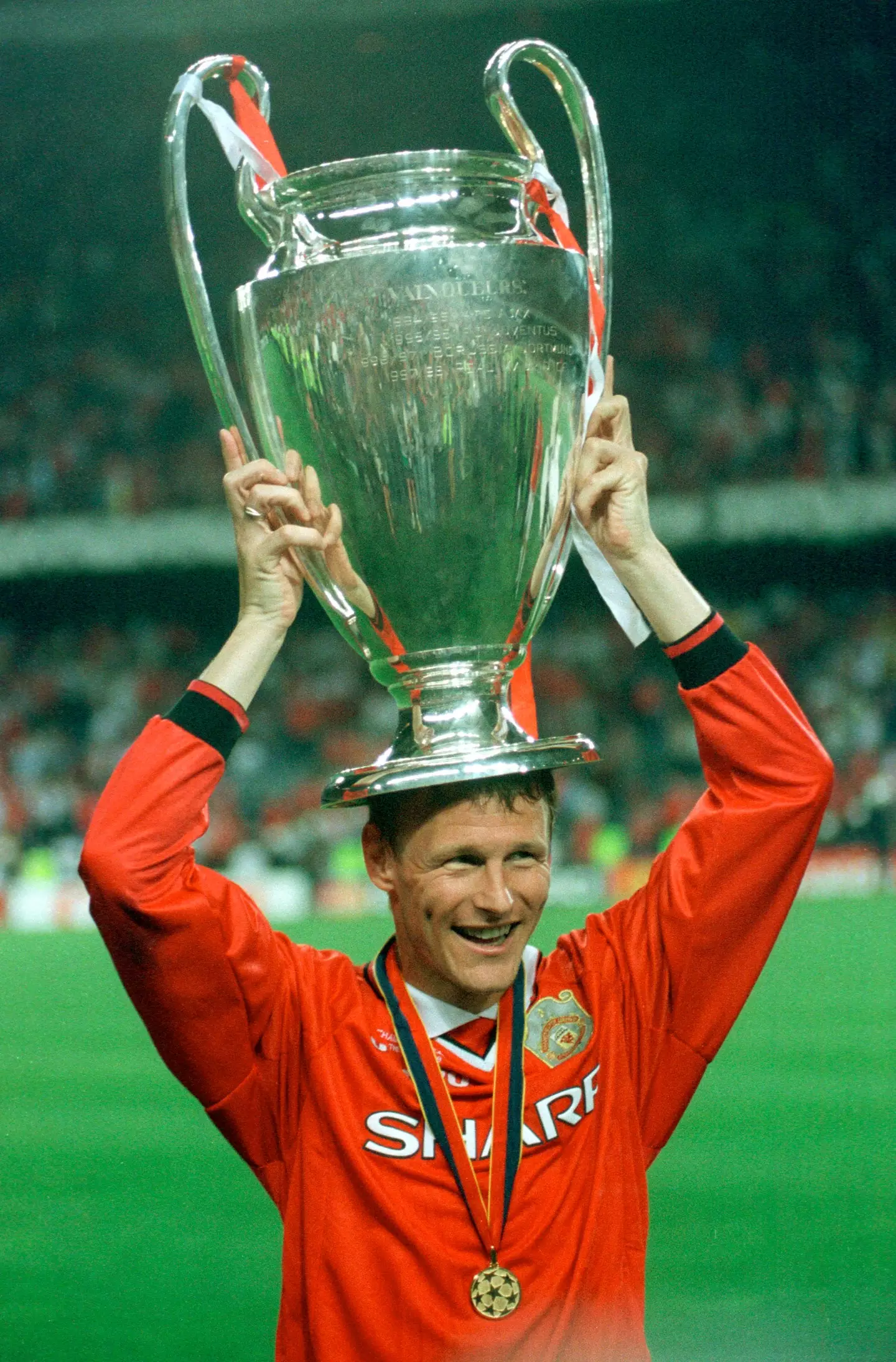 Teddy Sheringham with the Champions League trophy. (Alamy)
