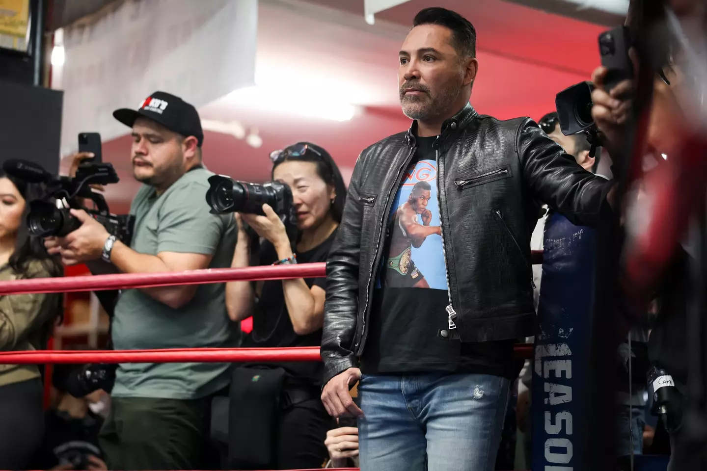 Oscar De La Hoya looks on during a open workout ahead of Devin Haney vs. Ryan Garcia. Image: Getty