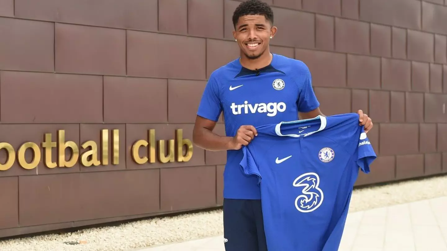 Wesley Fofana poses with Chelsea shirt after signing seven-year deal. (Chelsea FC)