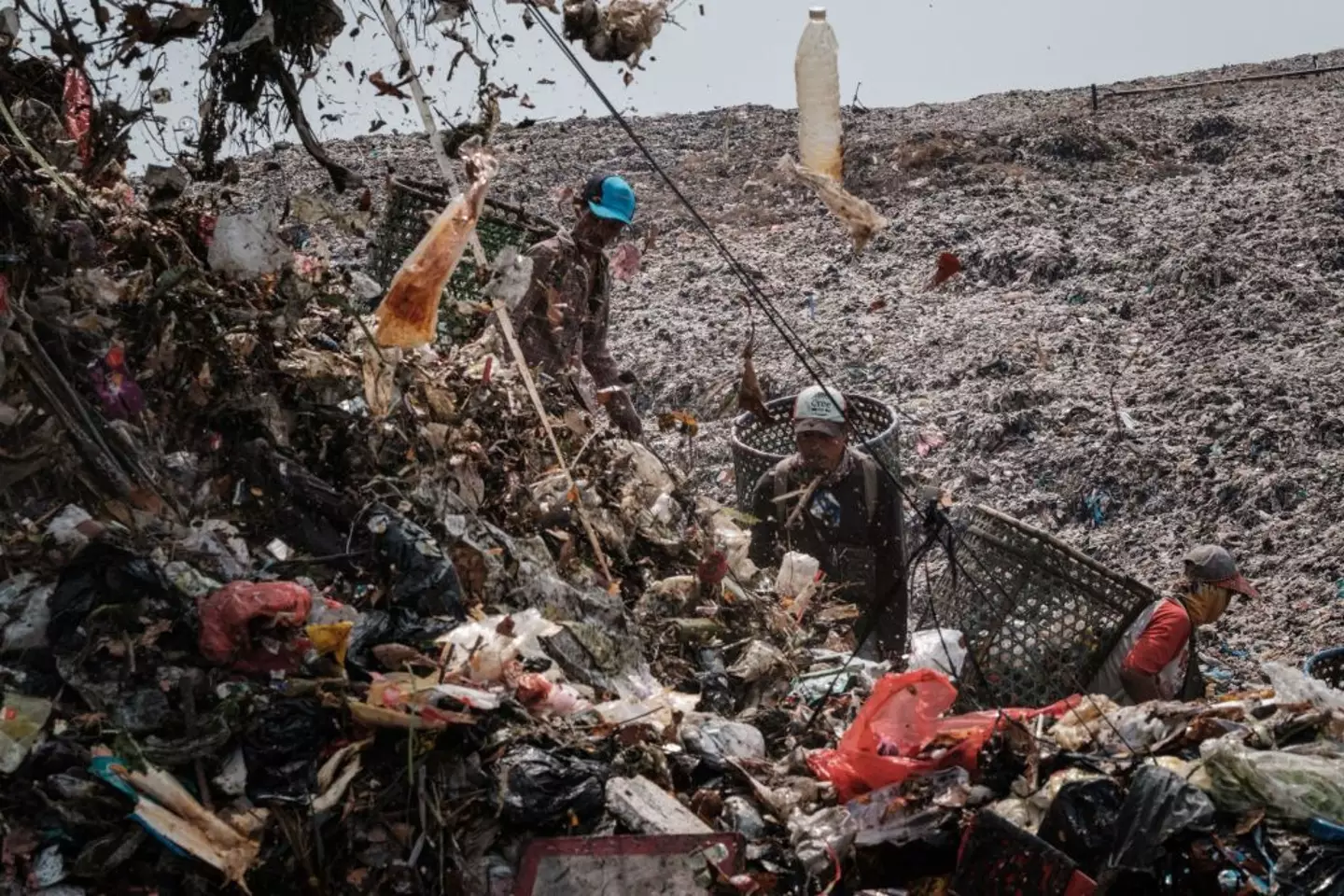 Bantar Gebang brings in thousands of tons of waste (YASUYOSHI CHIBA / Contributor / Getty)