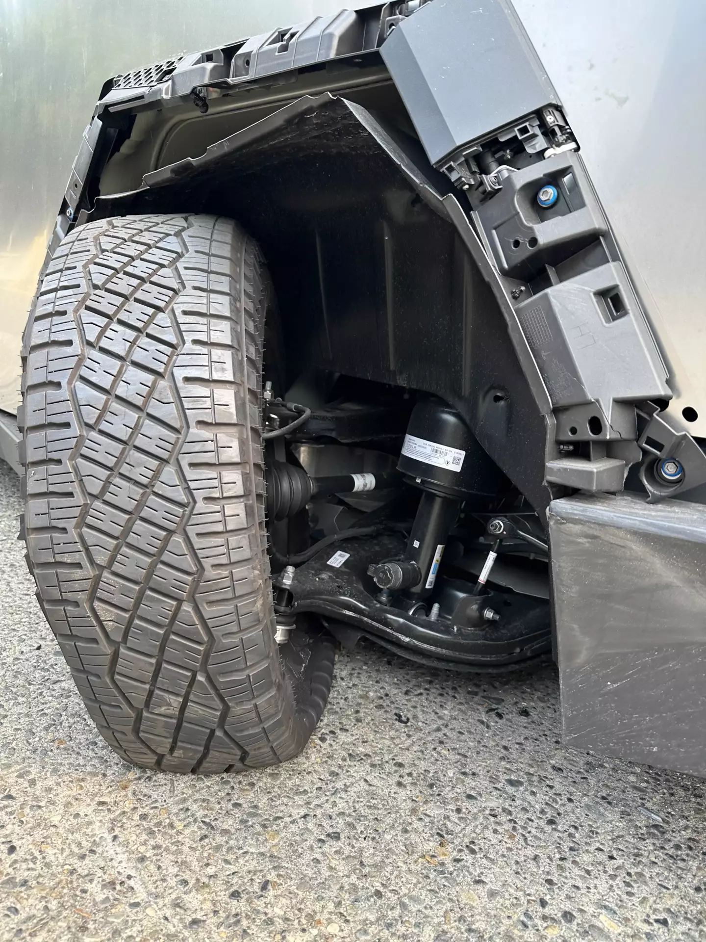 The exposed suspension is worrying many (Gogomagickitten/Reddit)