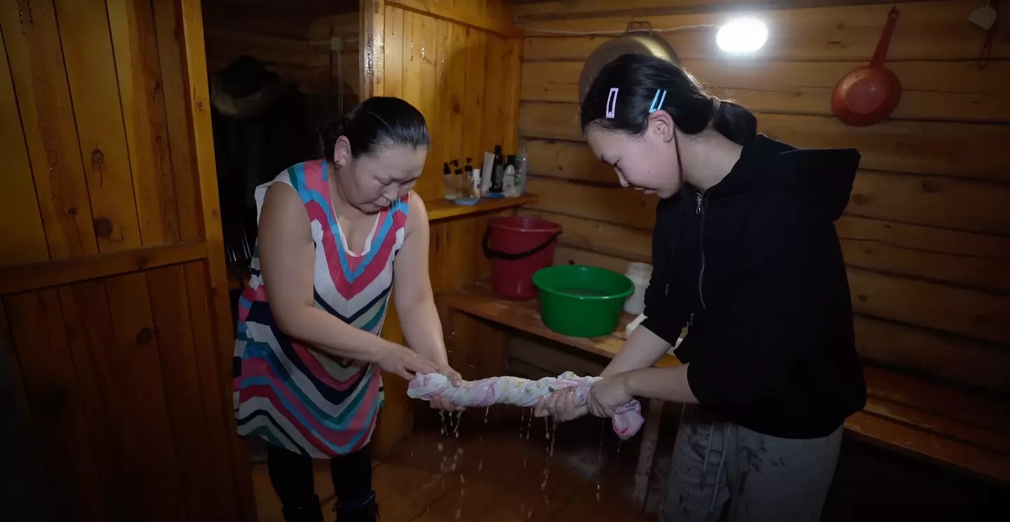 The family spend Sundays showering and doing laundry (YouTube/@KiunB)