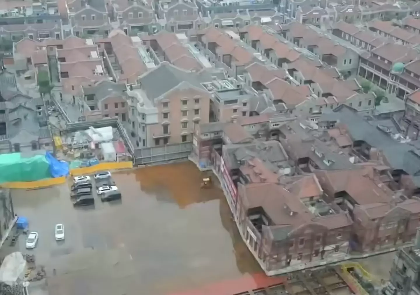The building is being moved by robots (YouTube/@gagadget.international)